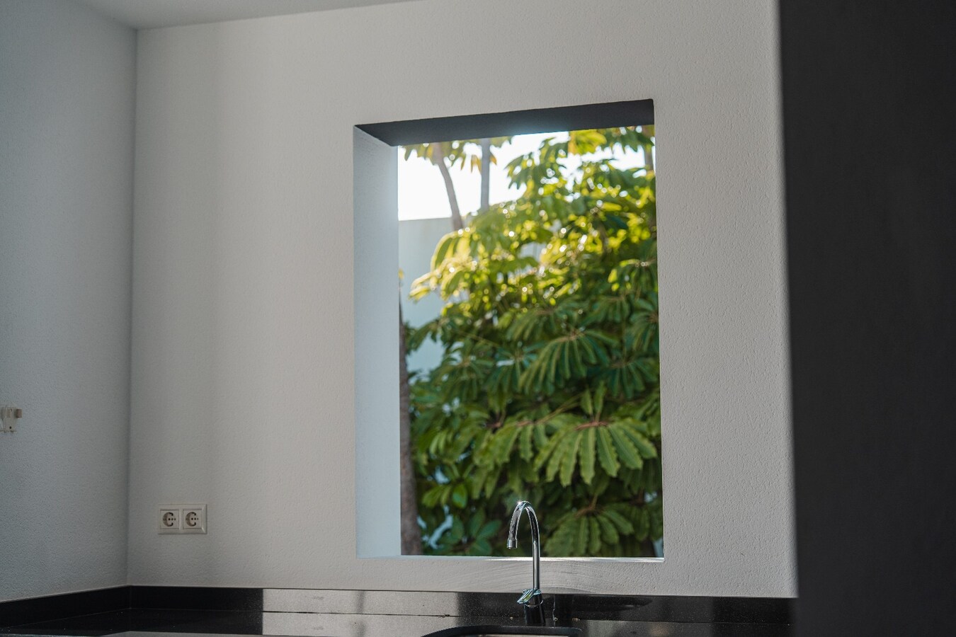 Deze uitzonderlijke villa biedt een unieke combinatie van luxe, volledige privacy en een prachtige zuidoriëntatie in het gegeerde Solpark. 