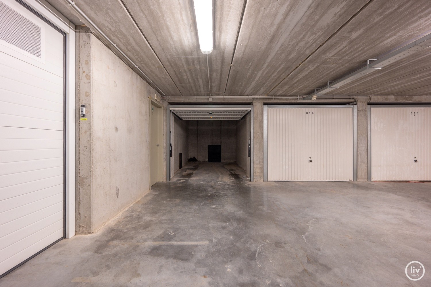 Moderne garage met parking in Knokke-Heist, bouwjaar 2011 (Centrum Knokke) 