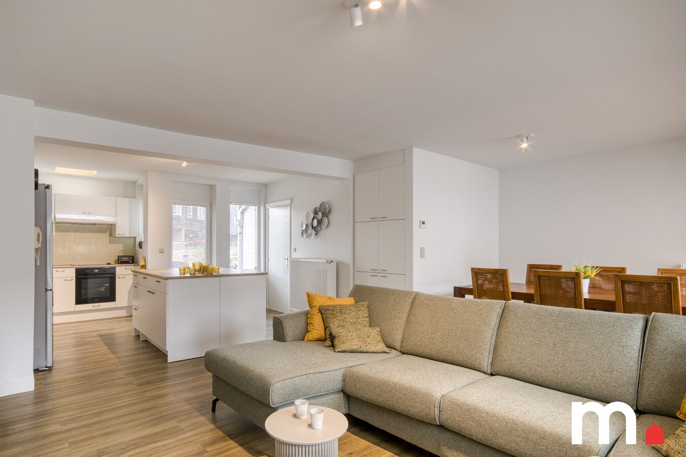 Instapklare woning te Izegem met 3 slaapkamers en moderne voorzieningen en 2 garages! 