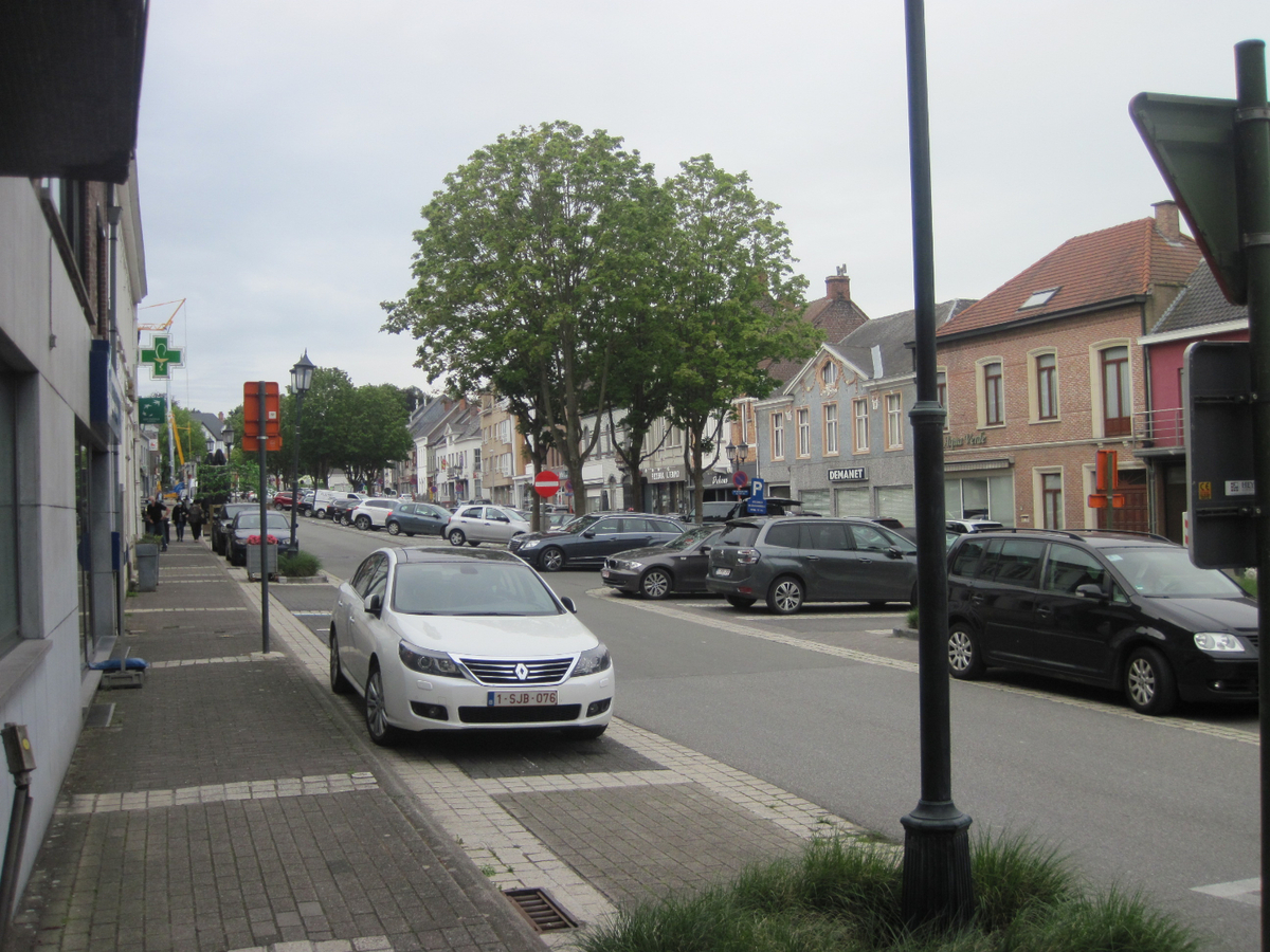 Gelijkvloers pand op top-ligging. Mogelijkheden als winkel of kantoor. 