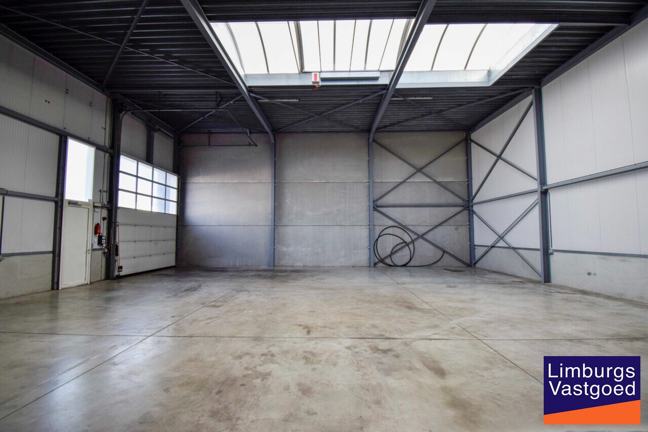Instapklare KMO-unit, 225 m², met sectionaalpoort en parking 