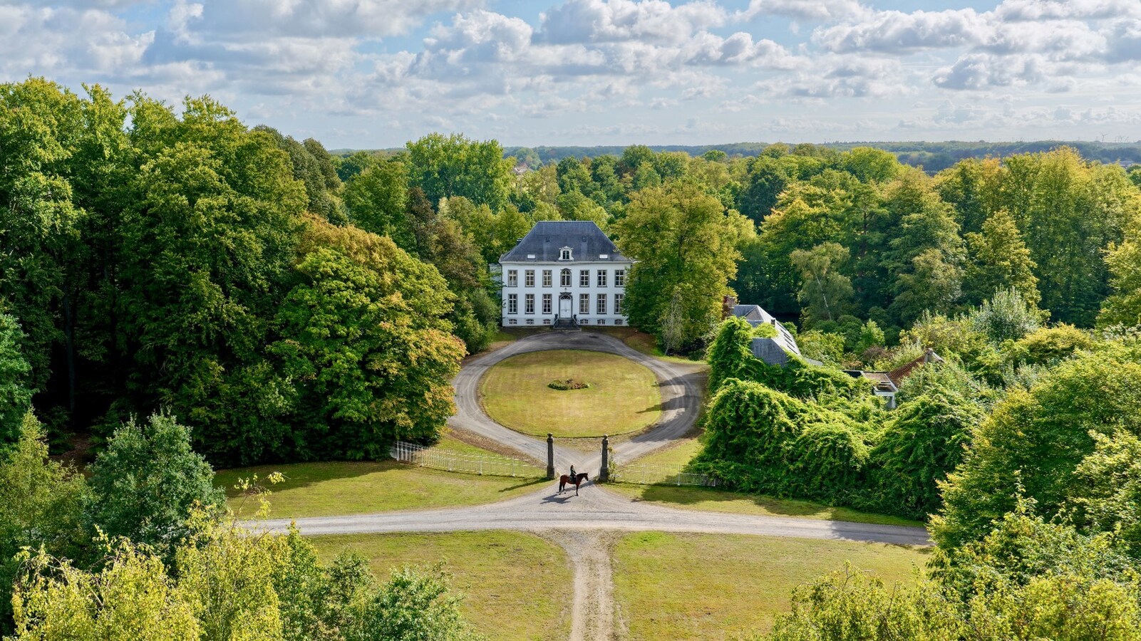 Exclusief kasteeldomein met 6 residenties en een feestzaal op ca. 42 ha te Zandhoven 