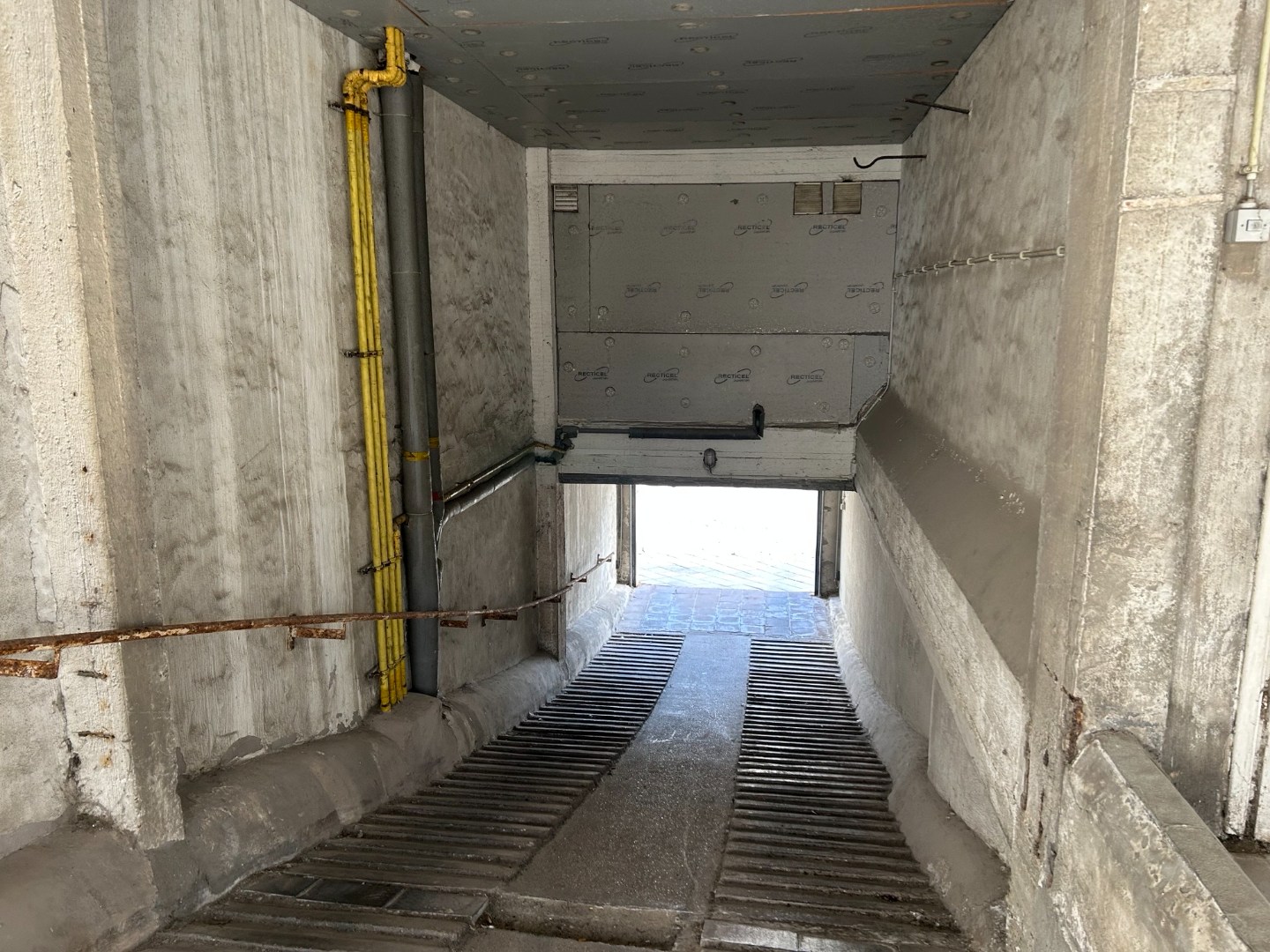 Garage près de la digue. 