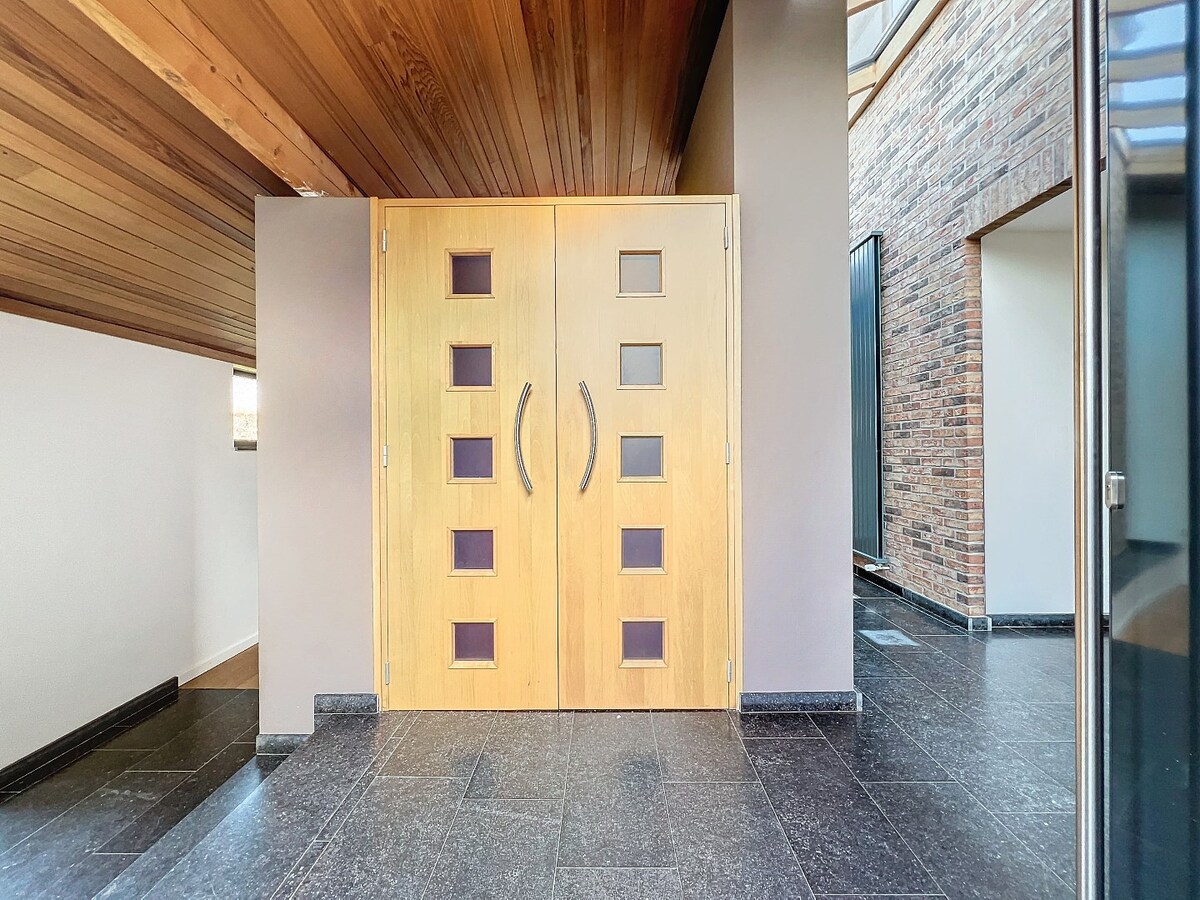 Ruime villa met unieke architectuur en tuin te Tollembeek 