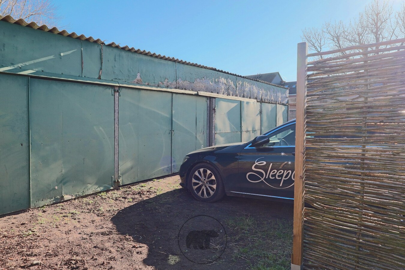 Instapklare en voortreffelijke gezinswoning, zuidgerichte tuin en 4 garageboxen 