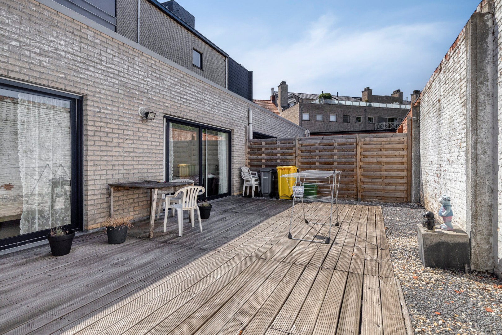Ruim gelijkvloers appartement met 2 slpk. en gezellige patio in het centrum van Geel 