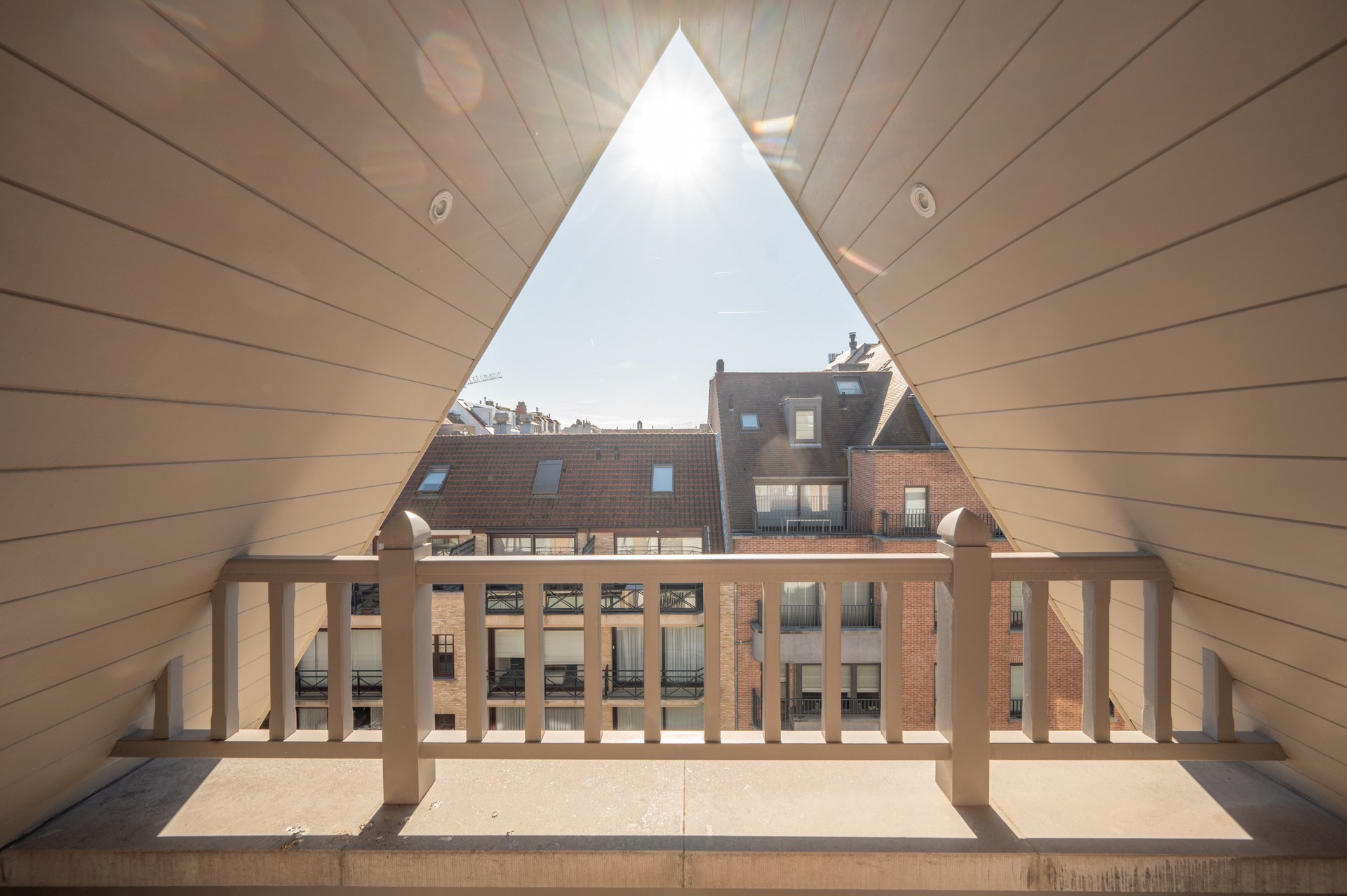 Ruim duplexappartement  in een recent gebouwde residentie in het levendige centrum van Knokke, op korte wandelafstand van het strand. 
