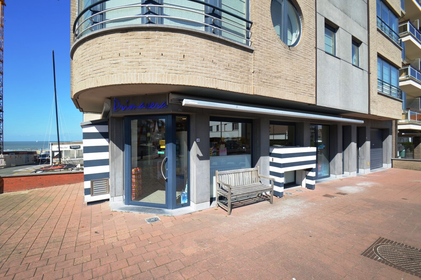 Handelspand vlakbij het strand en zeilclub - Duinbergen 