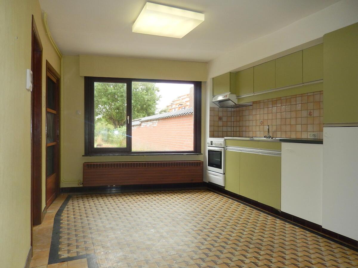 Rijwoning met zonnige tuin en garage 