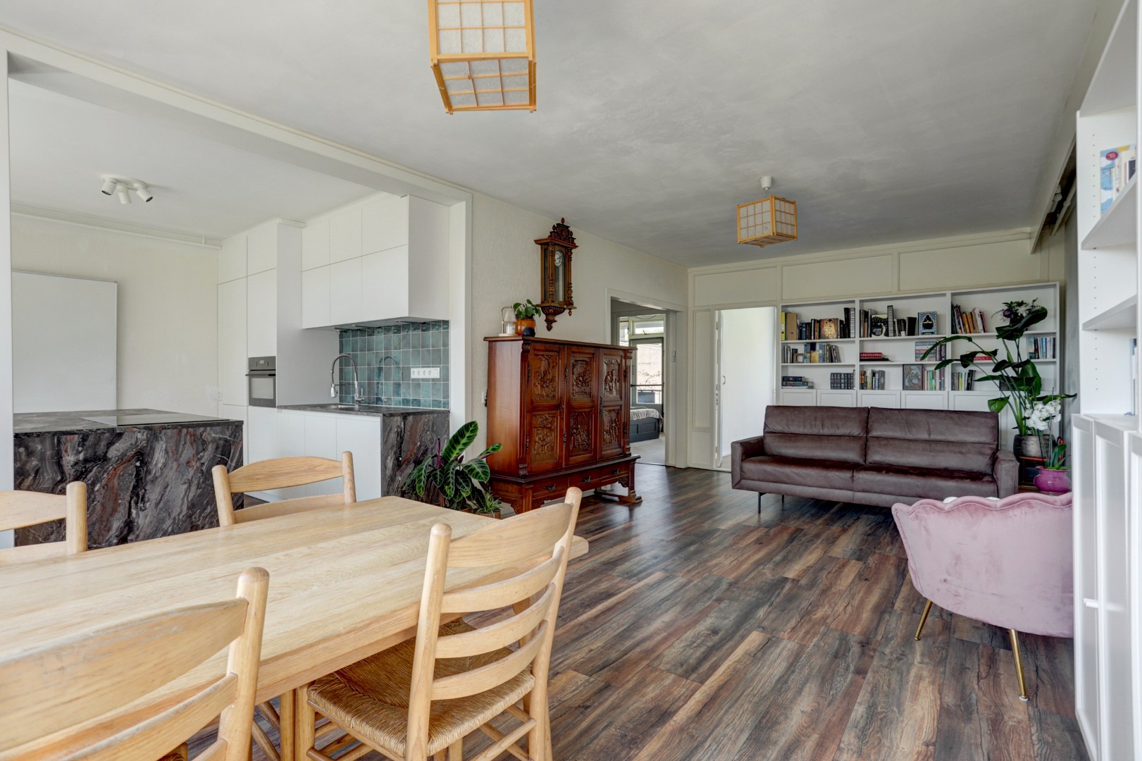 Instapklaar 3- (voorheen 4) kamer appartement op de 2e etage met moderne keuken met kookeiland, 2 balkons, 2 riante slaapkamers, moderne badkamer en gelegen op eigen grond! 