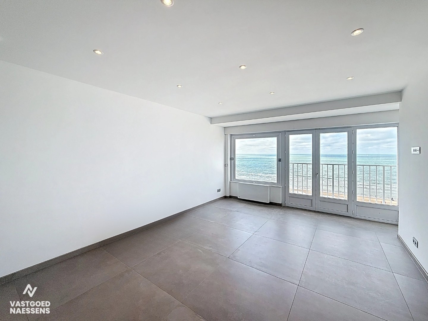 STUDIO RÉNOVÉ AVEC VUE SUR LA MER 