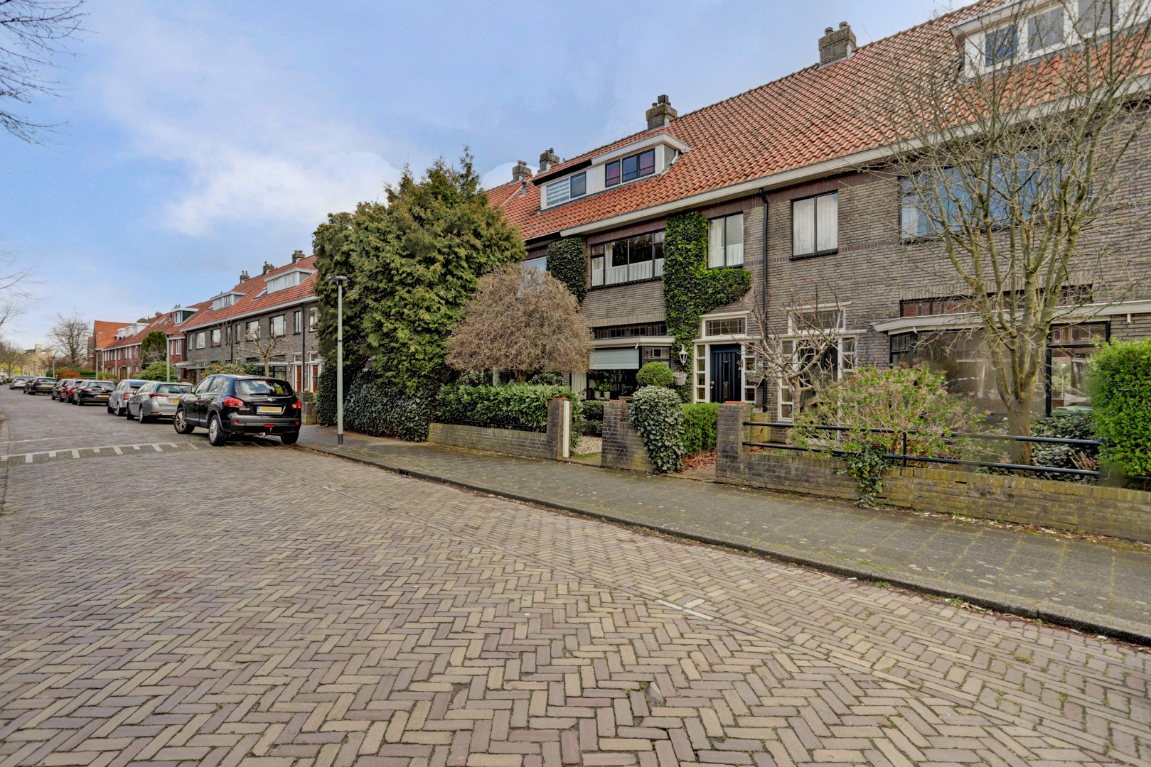 Unieke kans?! Zelf transformeren vanuit de vorige eeuw naar uw eigen hedendaagse smaak, dat kan met deze 5-kamer tussenwoning met 20m diepe tuin! 