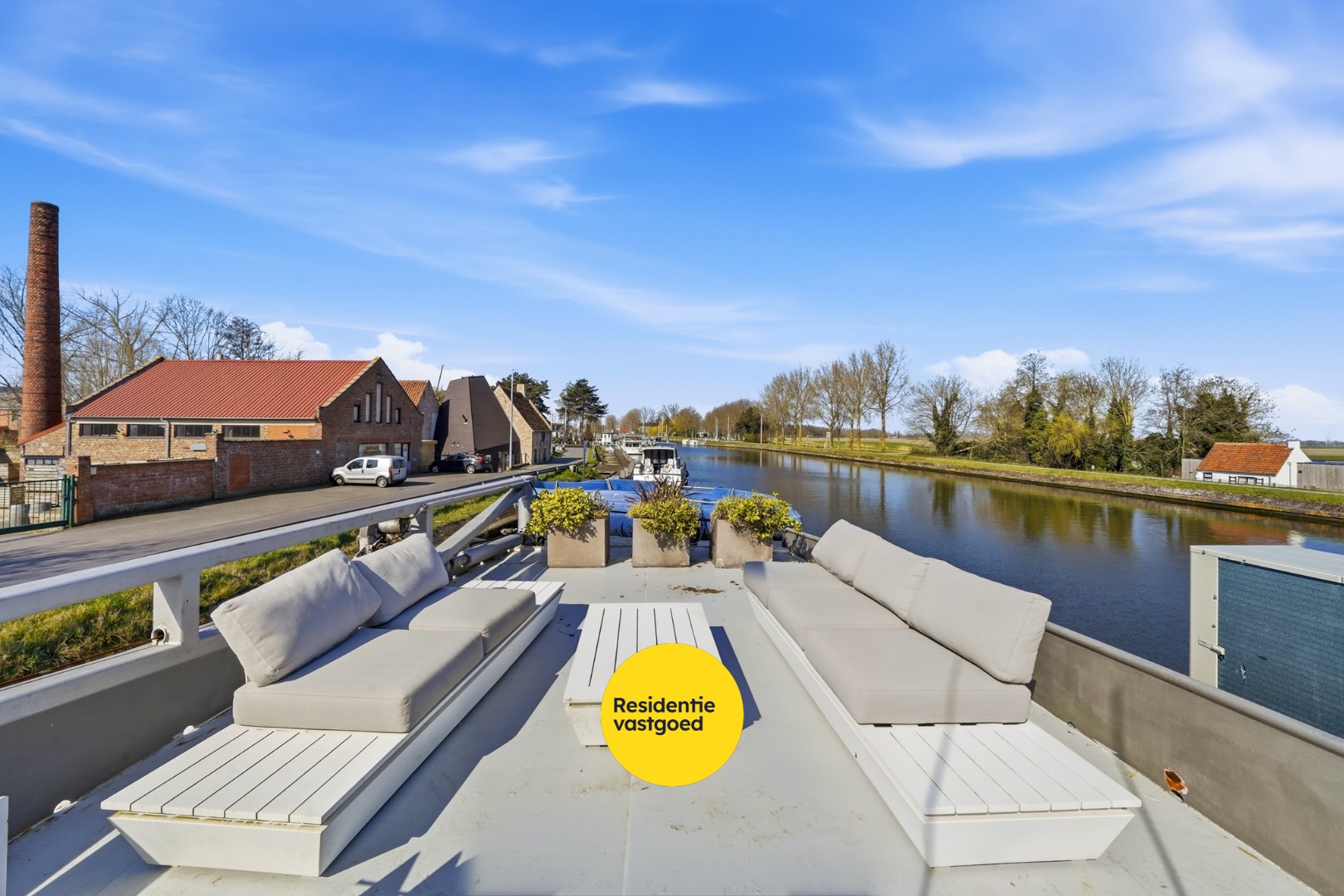 Unieke woonboot met B&amp;B en vergunde ligplaats in Plassendale 