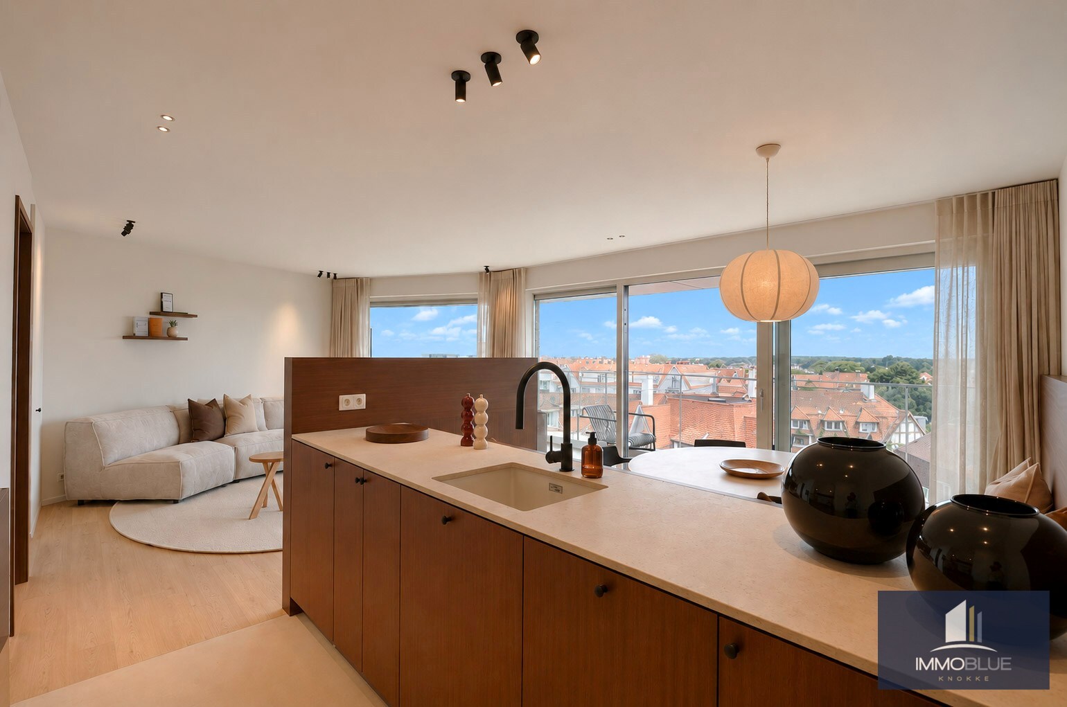 Appartement prestigieux entièrement rénové et fini avec des matériaux de haute qualité, situé à proximité de la place du Triangle. 