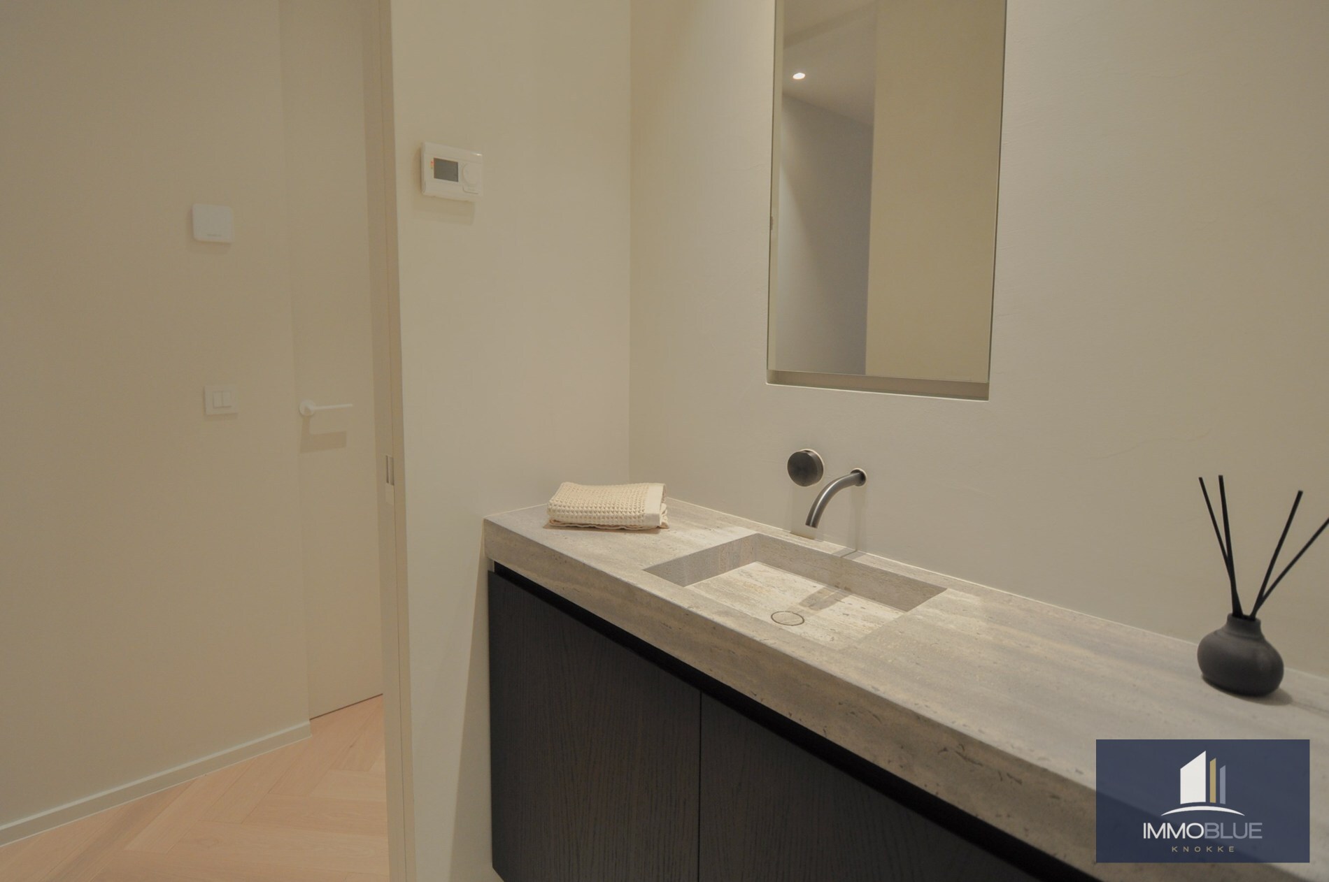 Uitzonderlijk, tijdloos volledig gerenoveerd appartement met een open zicht . 