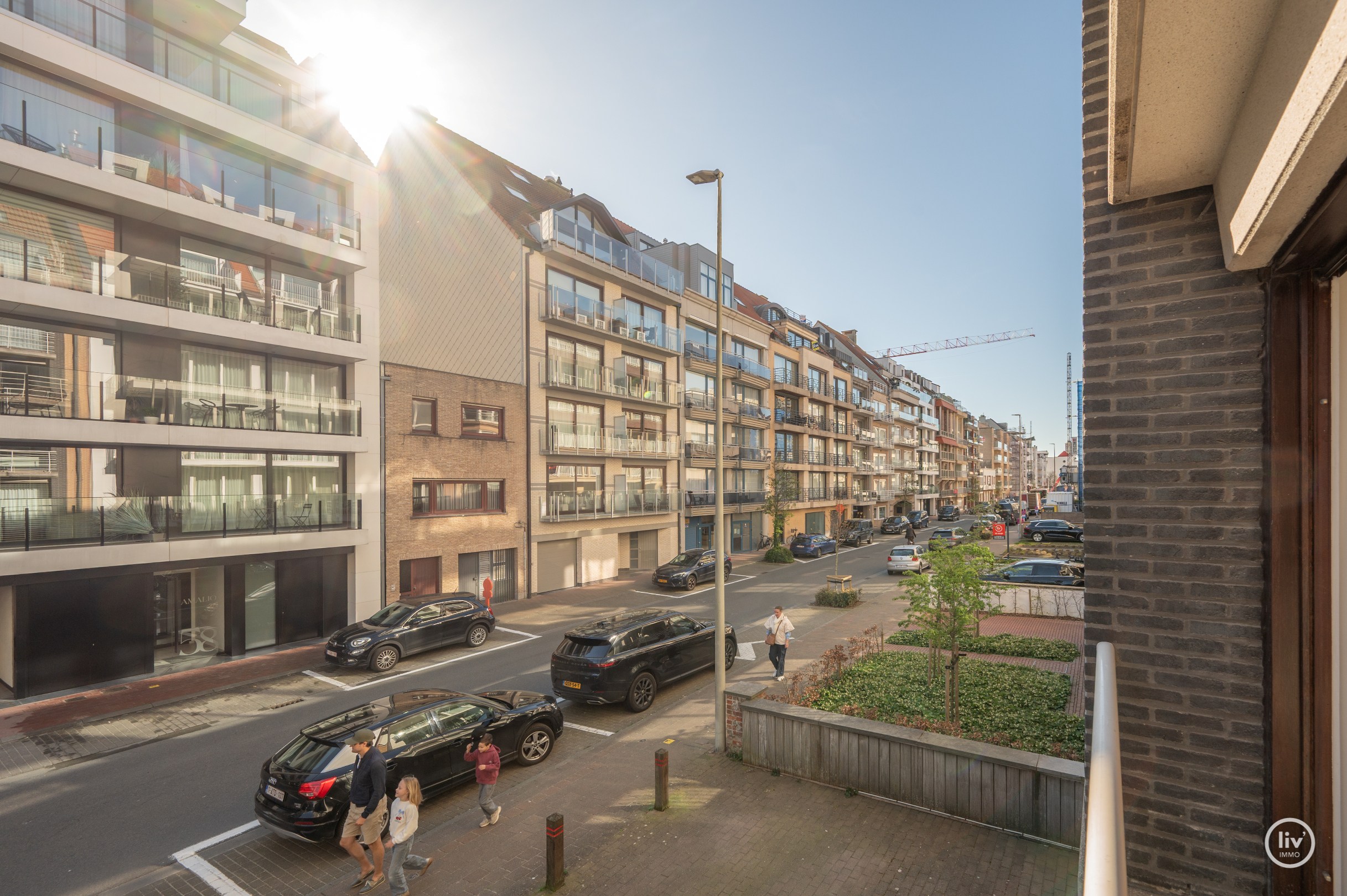 Prachtig gerenoveerd 2 slaapkamer-appartement gelegen te Leopoldlaan te Knokke met balkon. 