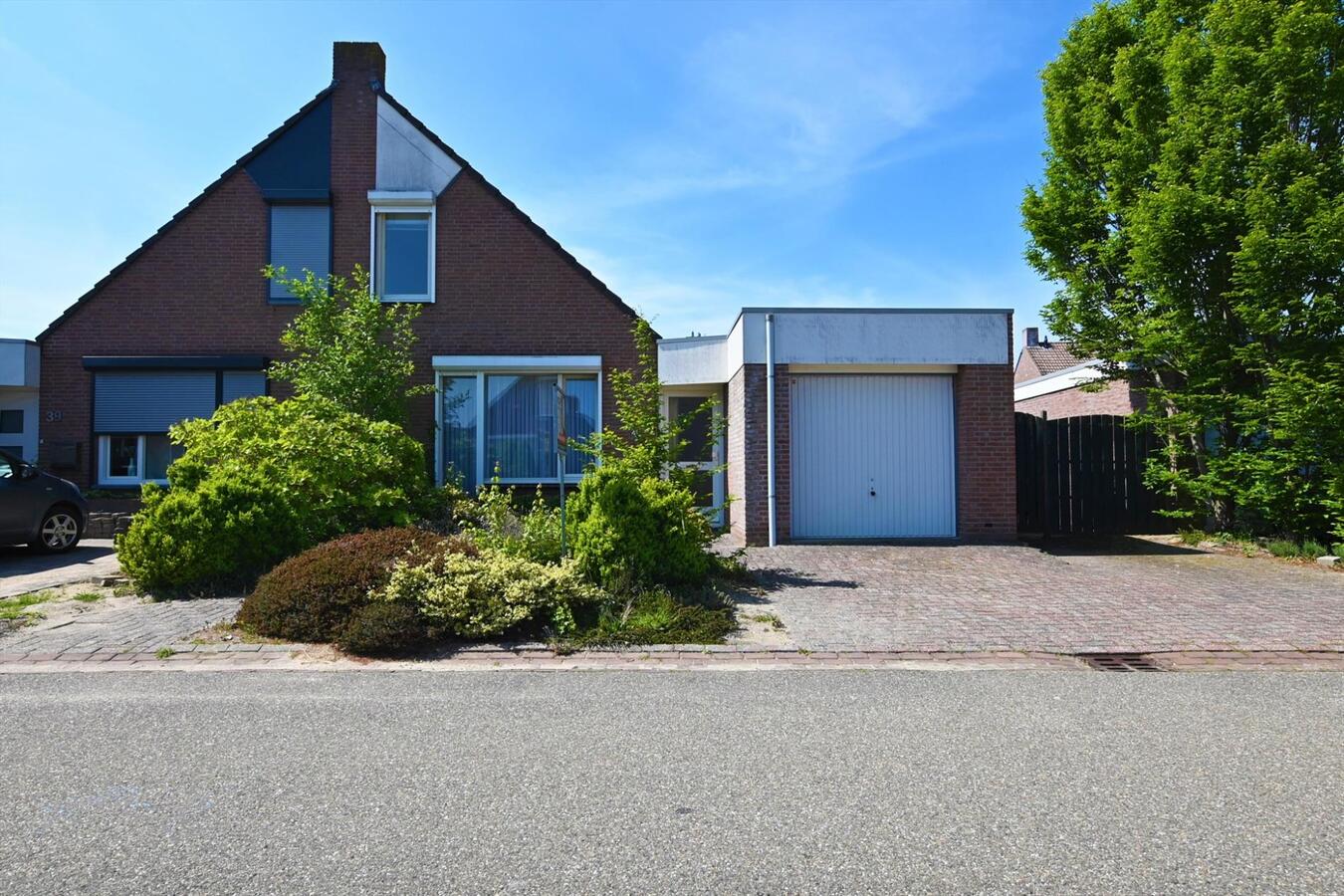 Verkocht semi-bungalow - Schinveld