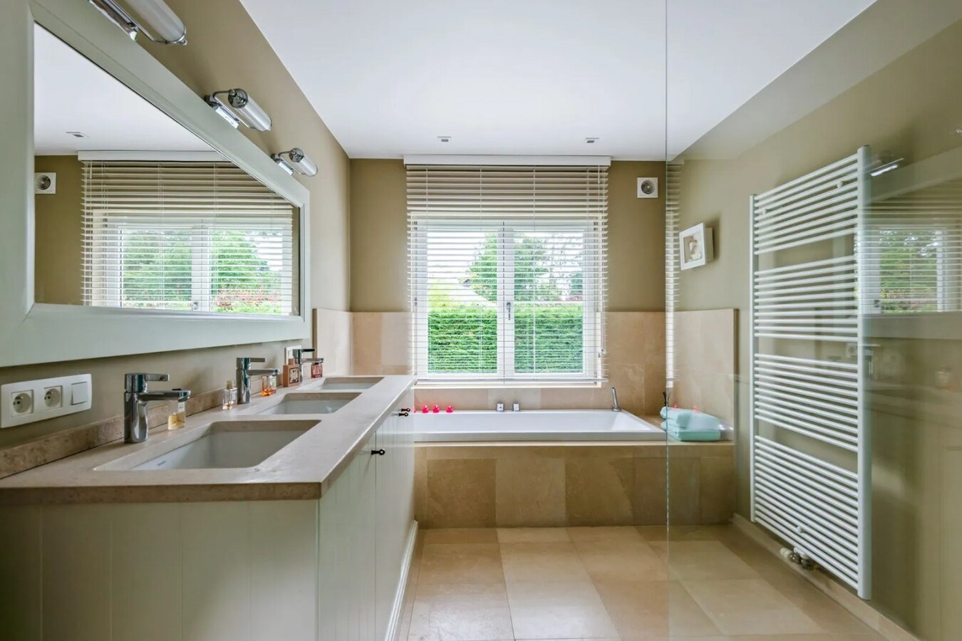 Prachtig gelegen villa met zwembad en poolhouse op een perceel van 1.907 m² in Koningshof te Schoten. 