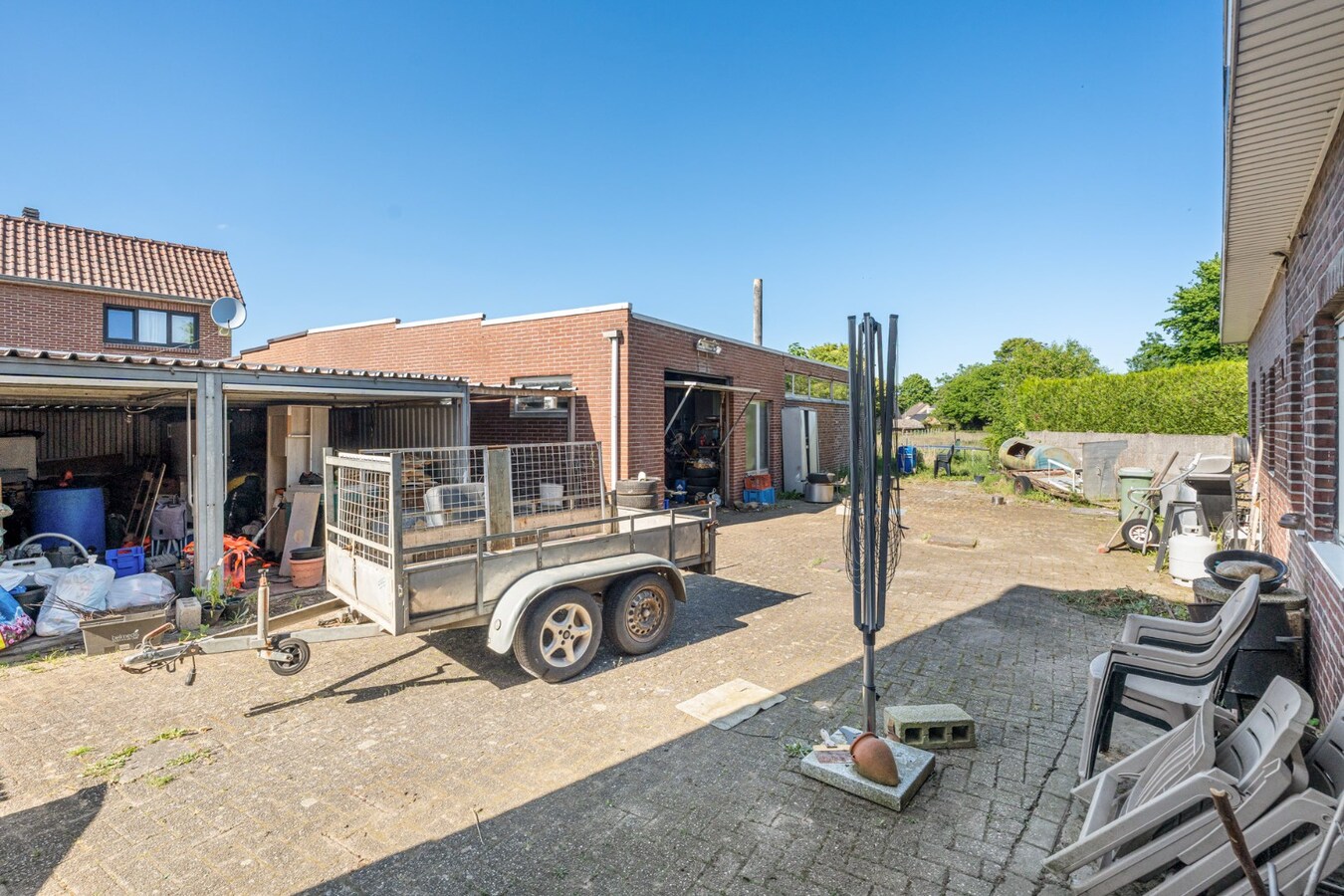 Halfvrijstaande woning op een perceel van 17a30ca met grote werkplaats van maar liefst 110 vierkante meter! 