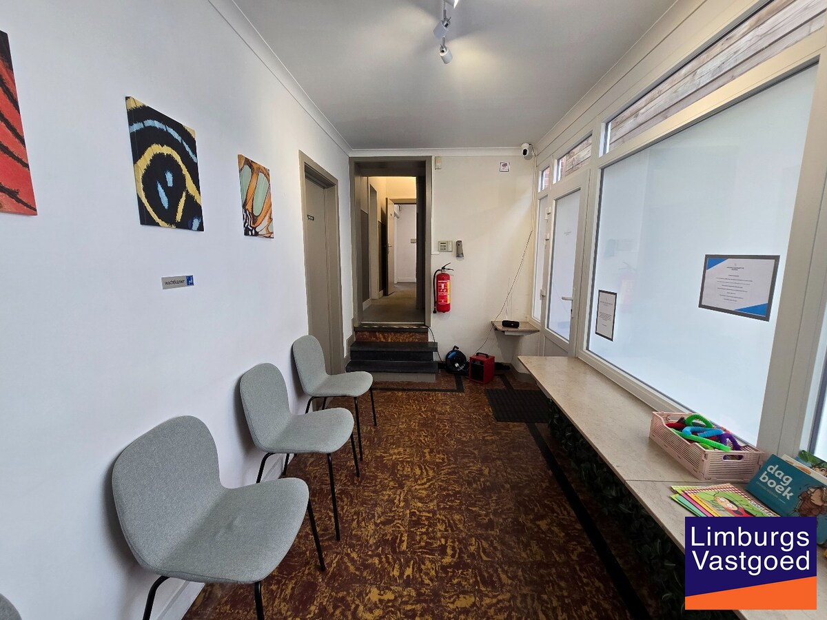 Gelijkvloerse kantoorruimte 108 m² met privé parkeerplaatsen 