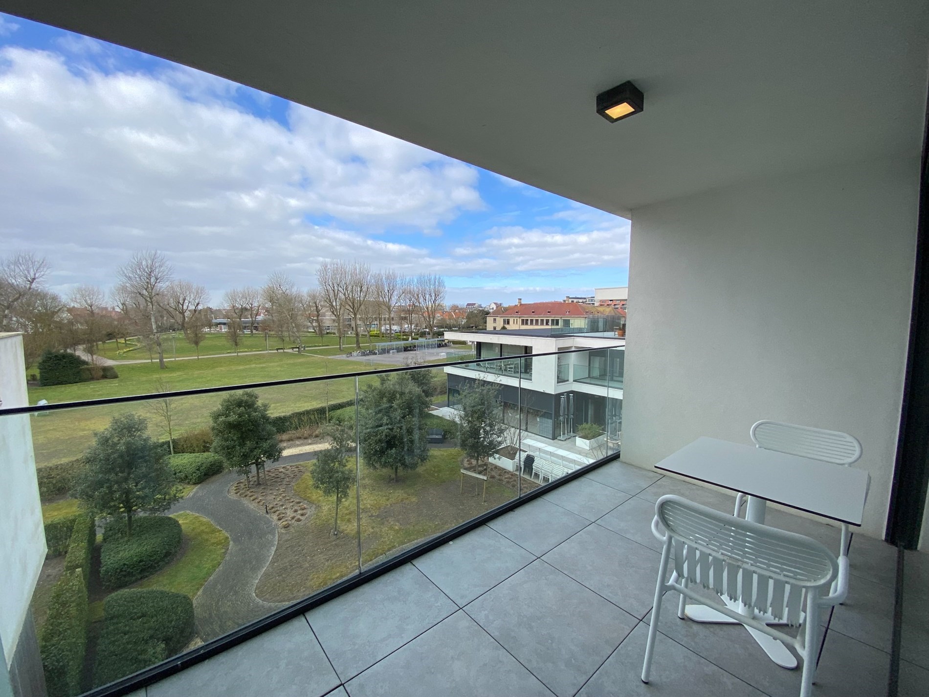 ONGEMEUBELD: SERVICEFLAT: Lichtrijk 1-slaapkamer appartement met een groot terras en mooi open zicht op het cultuurcentrum Scharpoord in de Residentie Cypres. 