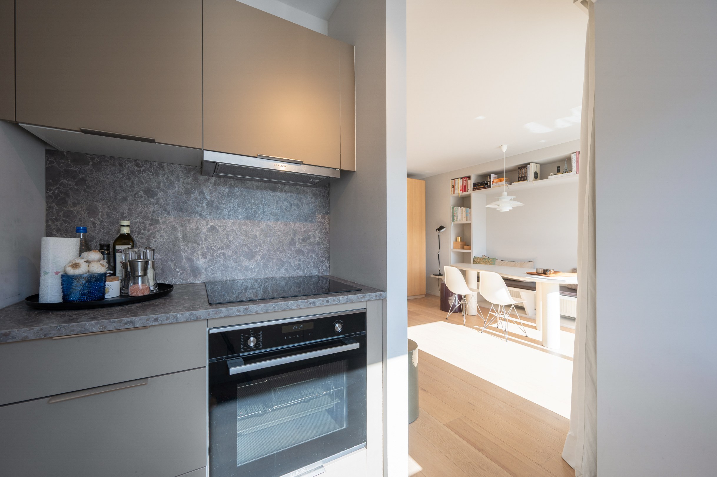 Stijlvol appartement met 2 zonnige terrassen op een toplocatie in Knokke Centraal gelegen tussen zeedijk en Lippenslaan. 