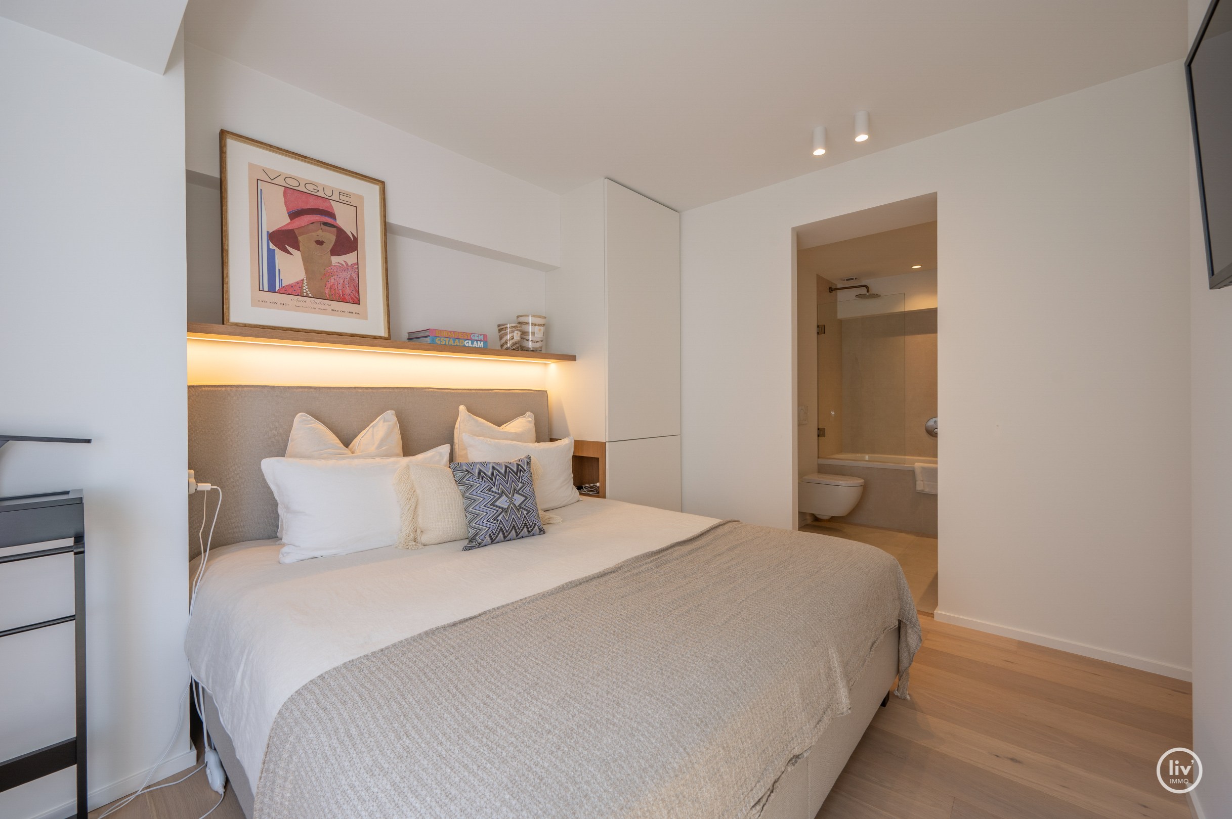 Prachtig, ruim (131 m2) HOEKappartement, volledig gerenoveerd centraal gelegen op de Lippenslaan vlakbij de zeedijk te Knokke. 