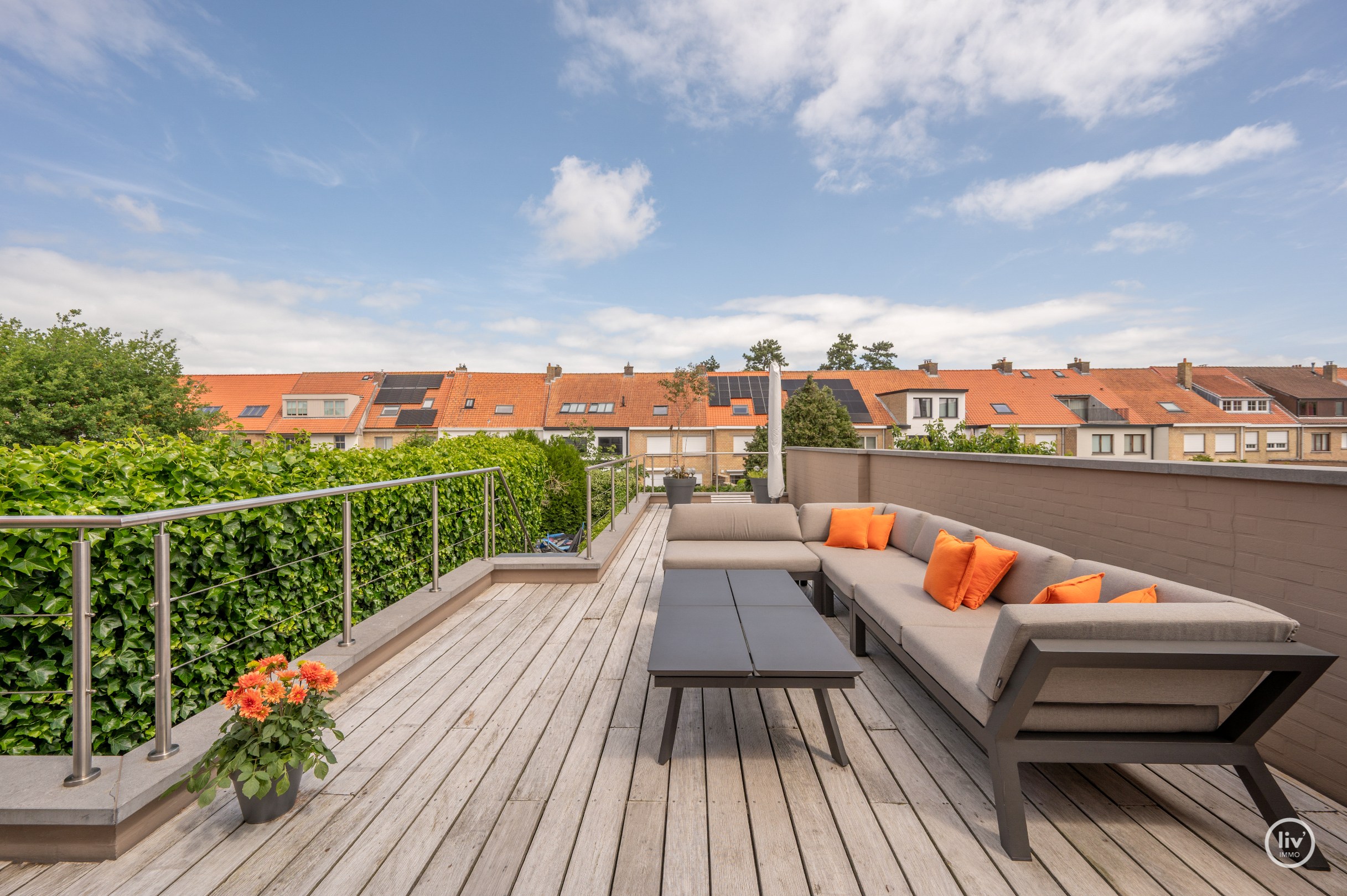 Fraaie bel-étage woning in het centrum van Knokke met Schoonheidssalon op het gelijkvloers. 