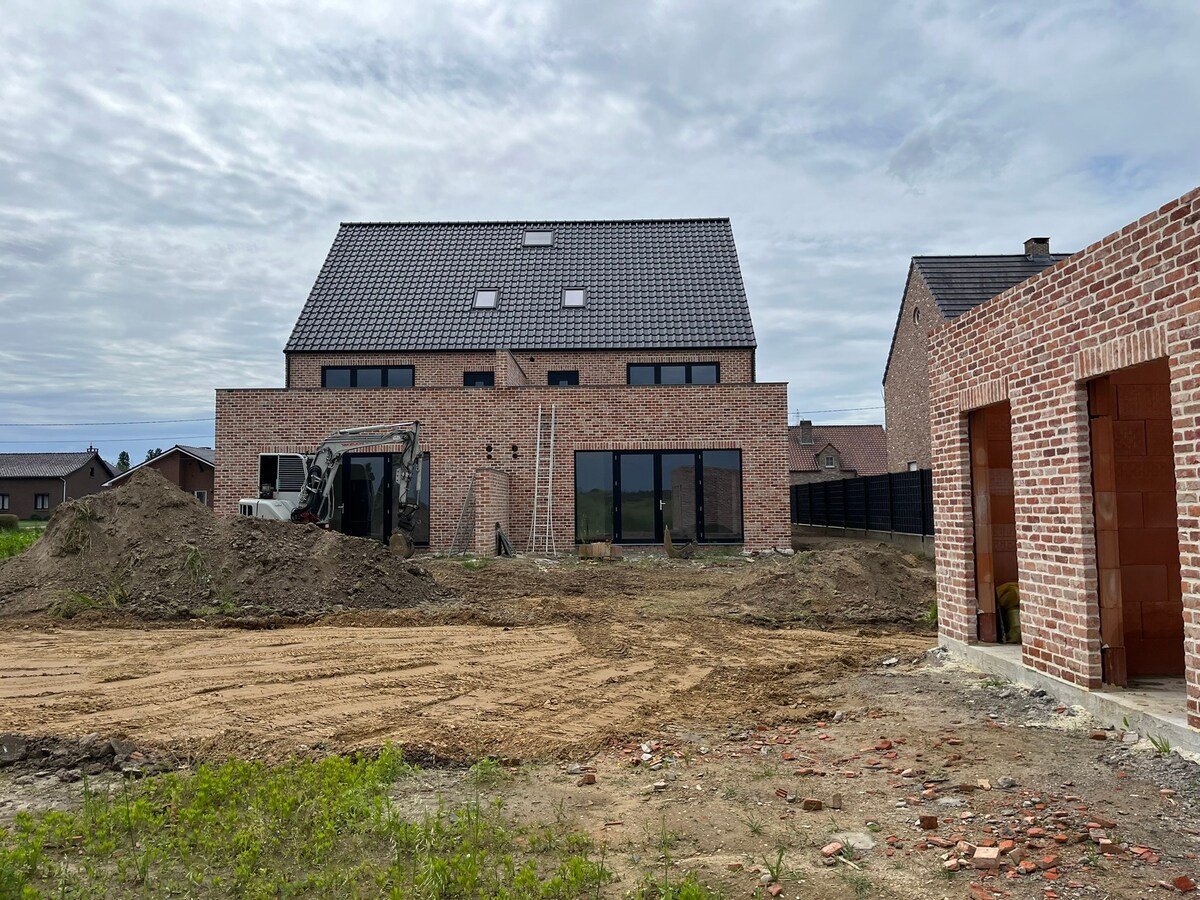 Nieuw gelijkvloers appartement met terras en tuintje 