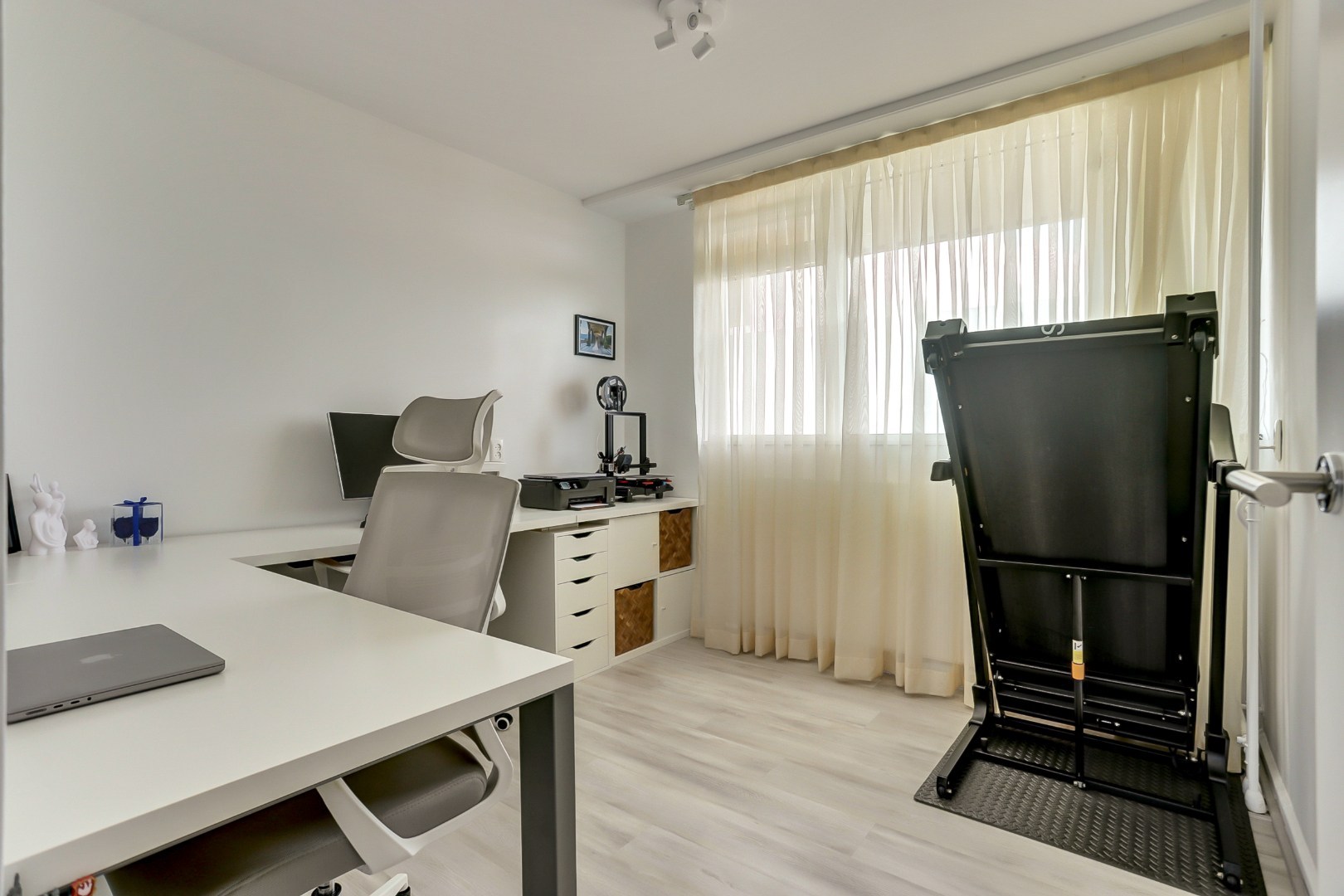 Zonder klussen te betrekken dit fraaie 4-kamer appartement op de 10e verdieping met 3 slaapkamers, fraaie keuken, moderne badkamer, mooi uitzicht en gelegen aan een groen park! 