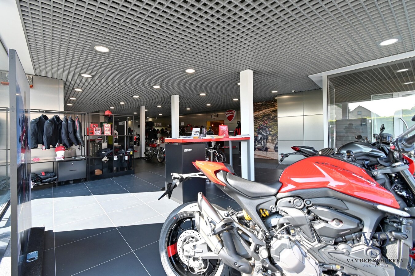 Multifunktioneel pand op top-ligging. 