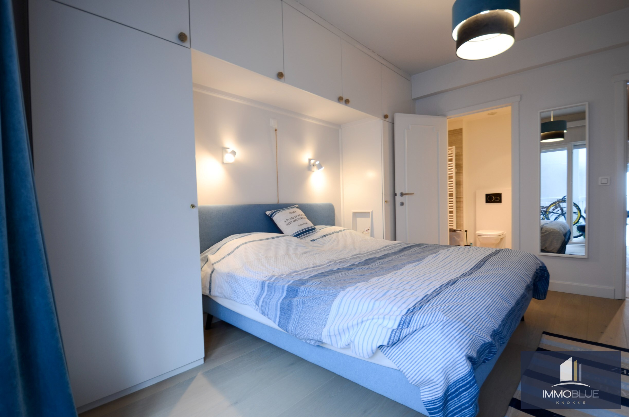 Appartement avec vue frontale sur la mer, situé dans une résidence prestigieuse au Zoute. 
