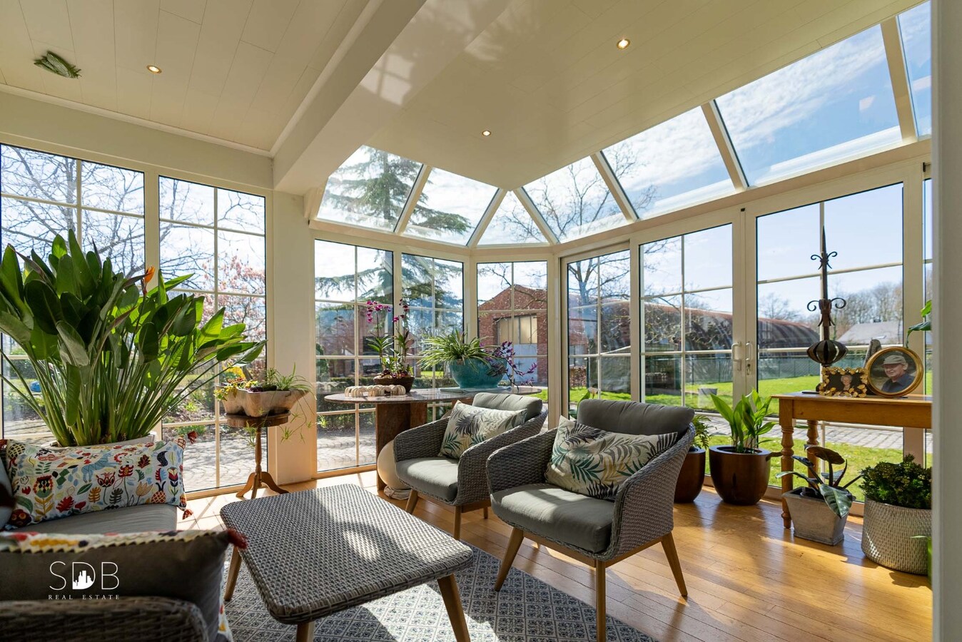 Stijlvolle villa met diverse bijgebouwen en graslanden op circa 3ha 