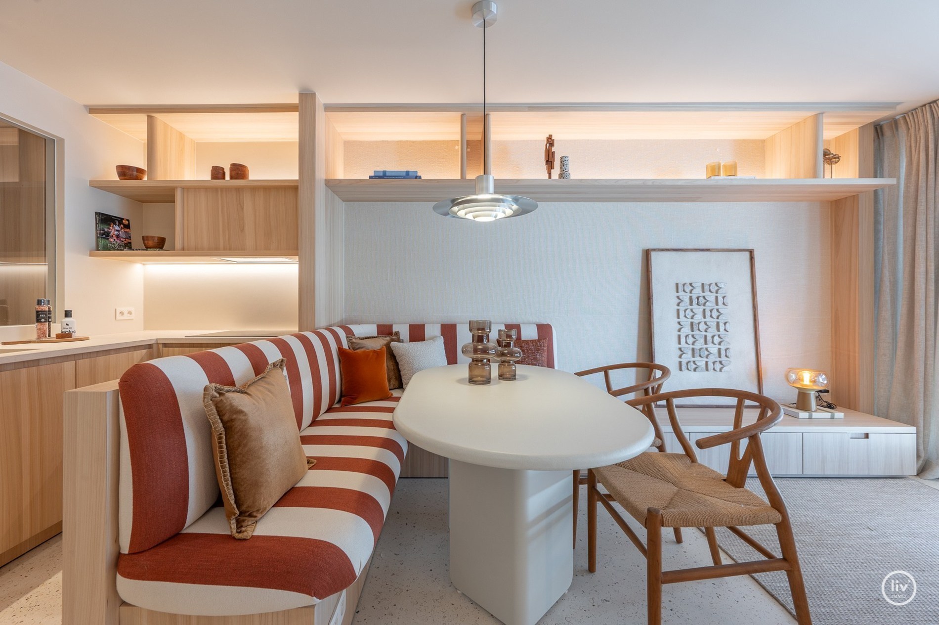 Luxueus gerenoveerd appartement met frontaal zeezicht gelegen tussen het Albertplein en de wandeldijk. 