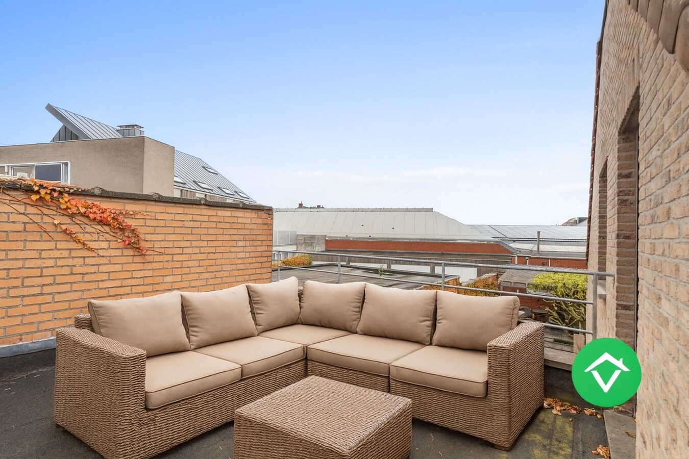 Veelzijdig handelspand met woonst en twee verhuurde appartementen in centrum Aartrijke 