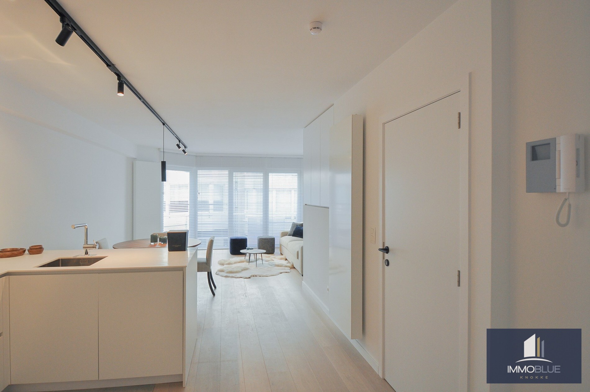 Appartement intemporel,  entièrement rénové, avec vue latérale sur la mer, situé au Zoute. 