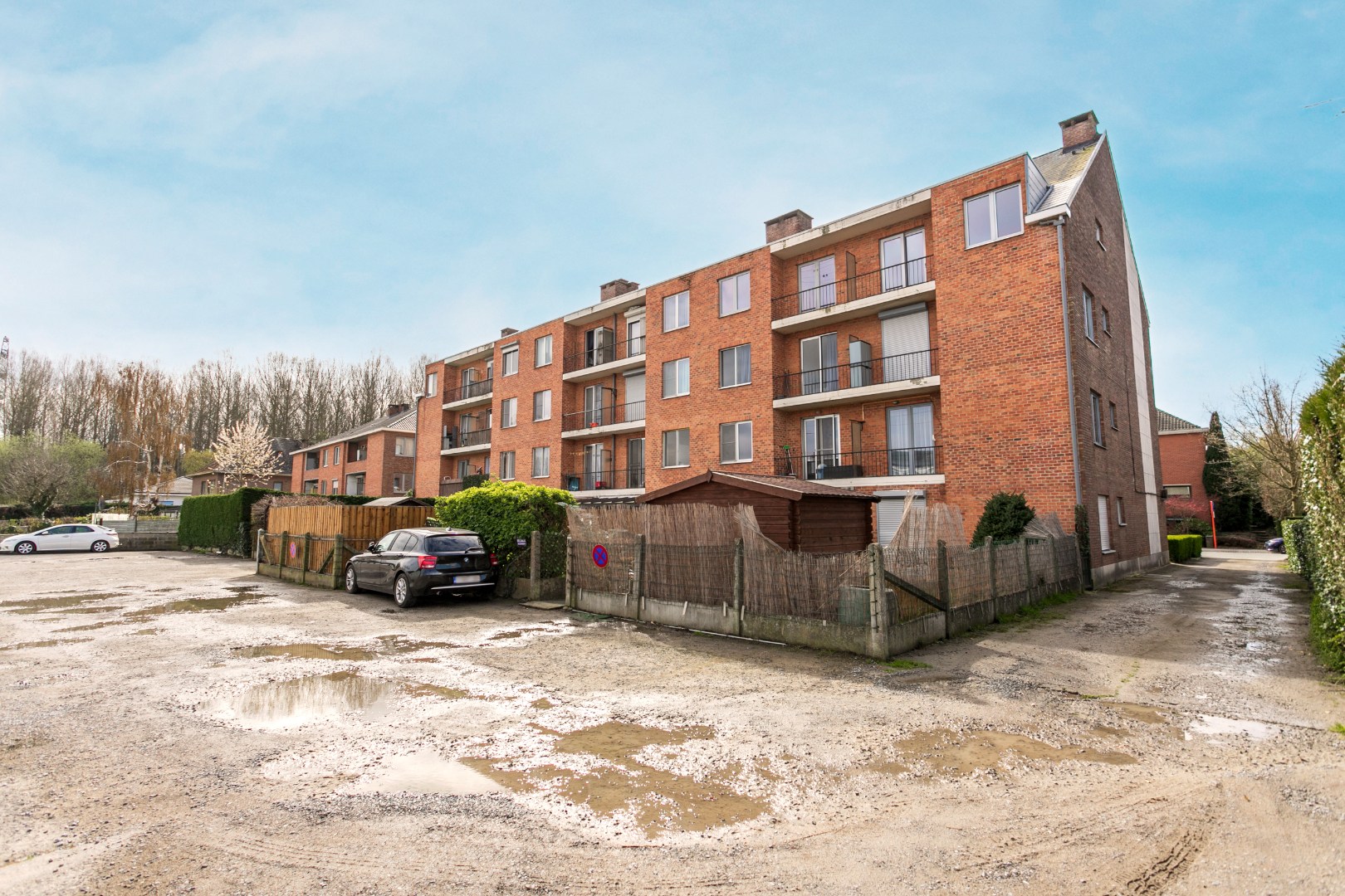 Gerenoveerd appartement met 2 slaapkamers, 2 terrassen en 2 garageboxen 