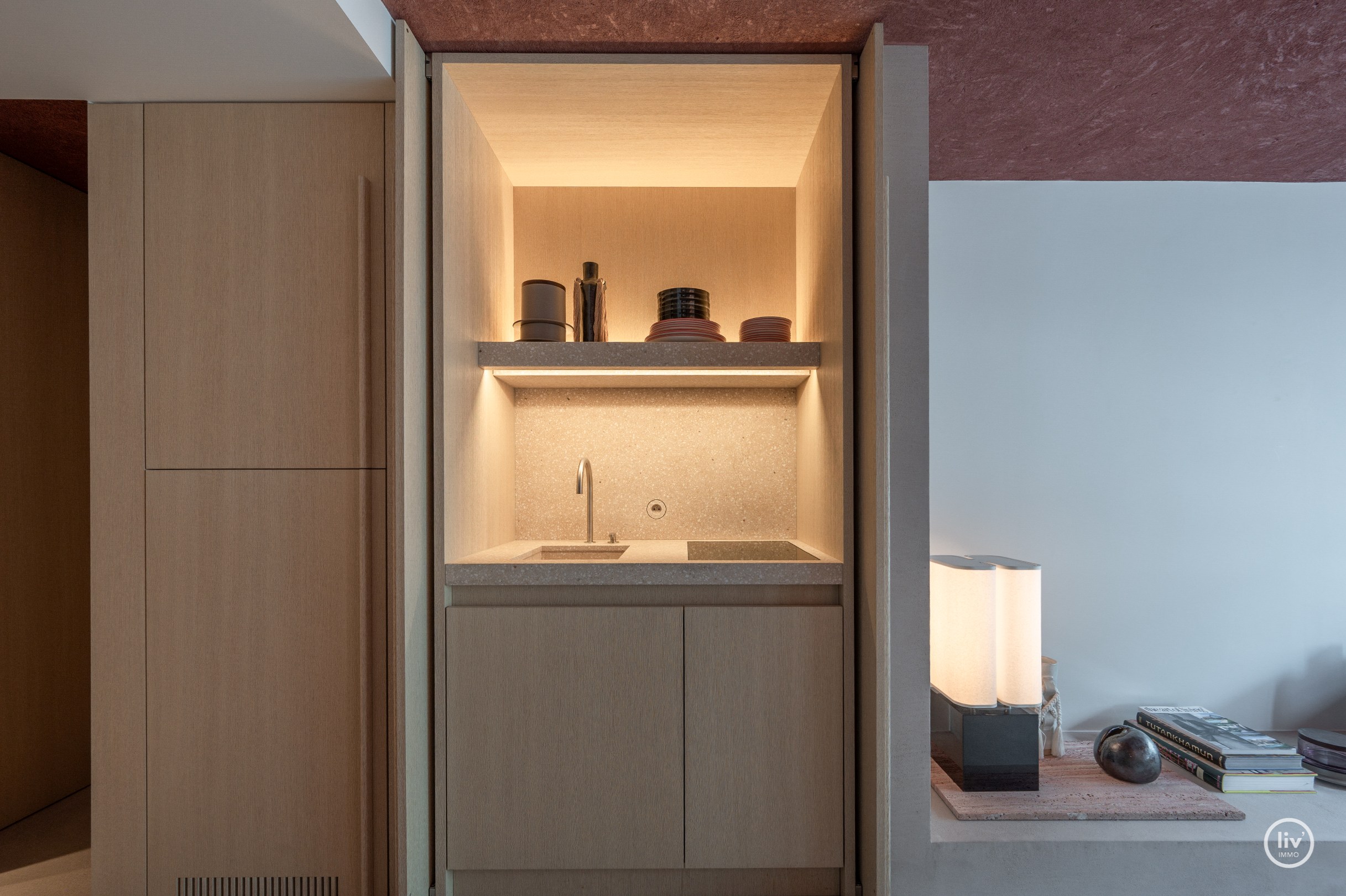 Uniek appartement ontworpen door architect Glenn Sestig met zijdelings zeezicht aan het Driehoeksplein 