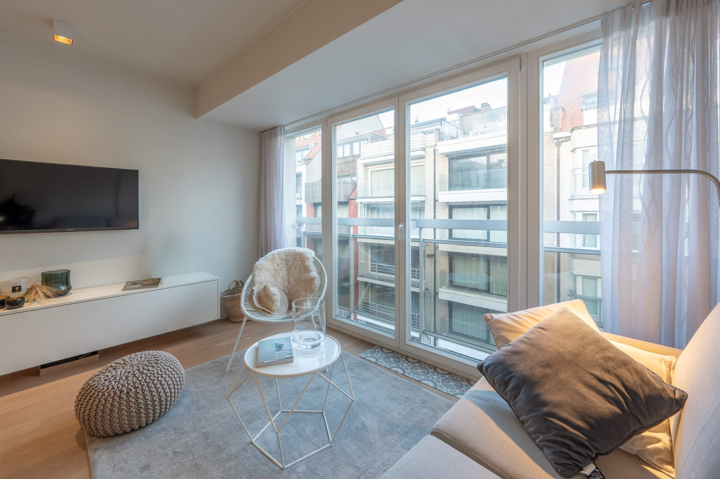 Appartement d'une chambre entièrement rénové, situé au centre près de la digue et de l'avenue Dumortier. 