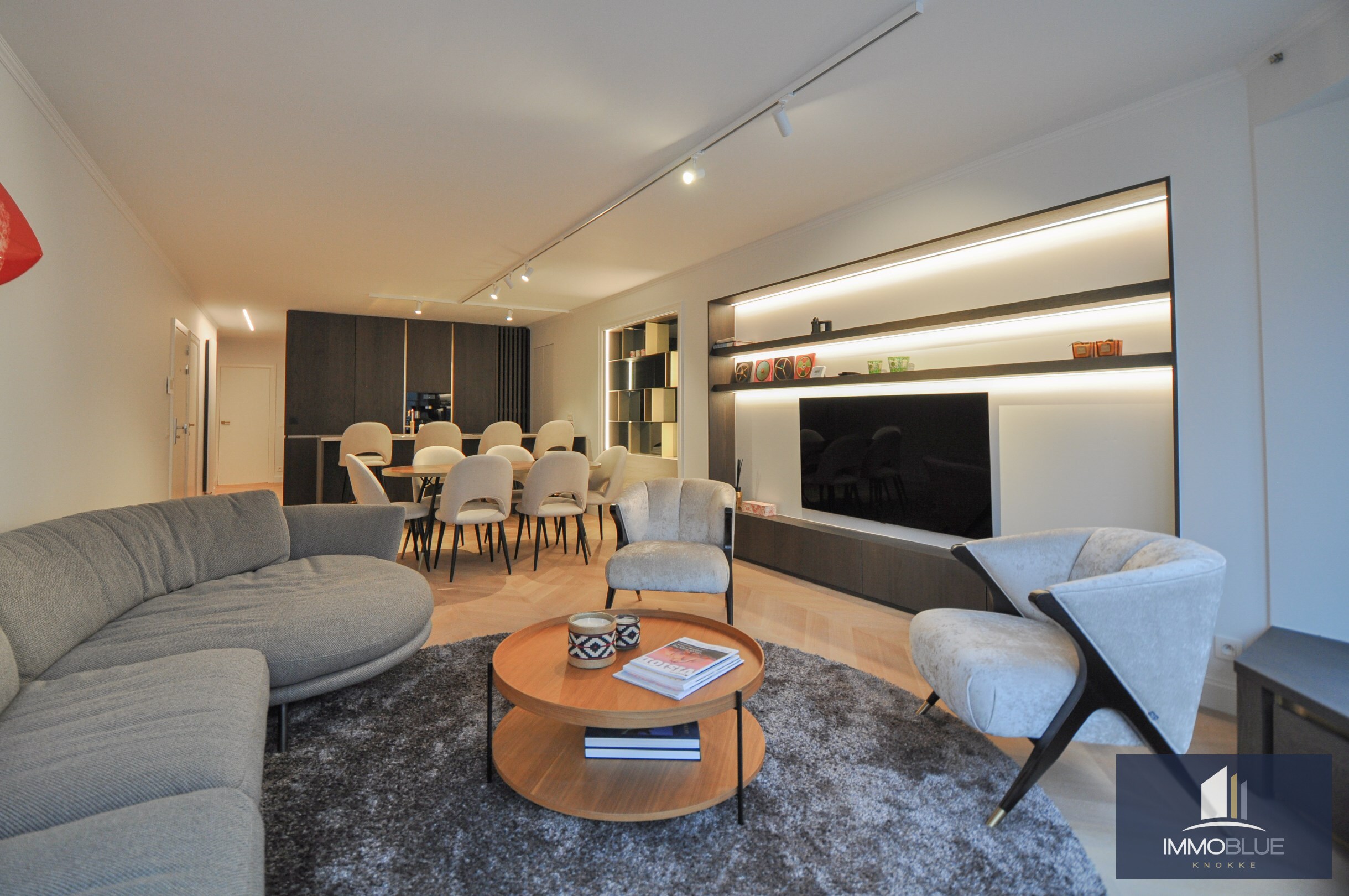 Hoogwaardig volledig gerenoveerd appartement met zijdelings zeezicht en zicht op de Kustlaan. 