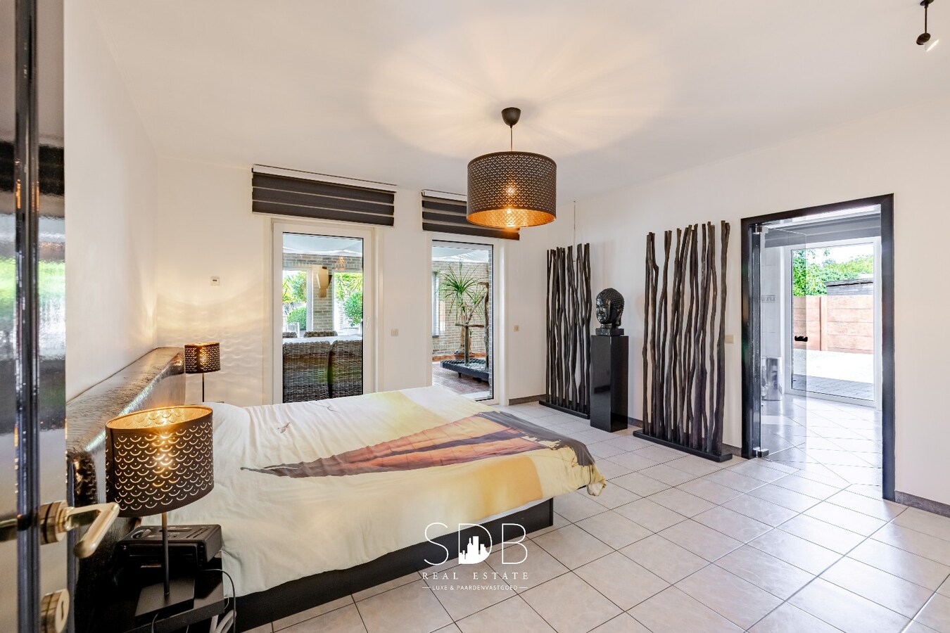 Hedendaagse villa met dubbele garage, zwembad en magazijn op 2.937m² 