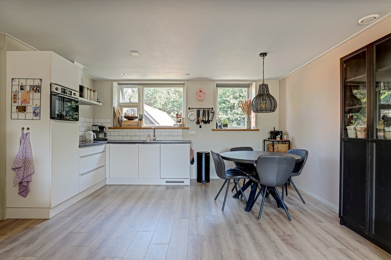 Instapklaar en tot in de puntjes verzorgd, met twee slaapkamers en een fraai verbouwde schuur voor praktijk, werk of hobby. 