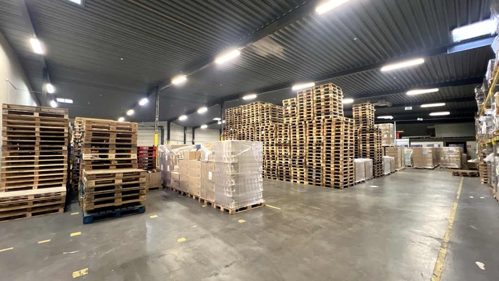 Magazijnen met kantoren te huur in Industriepark Drongen