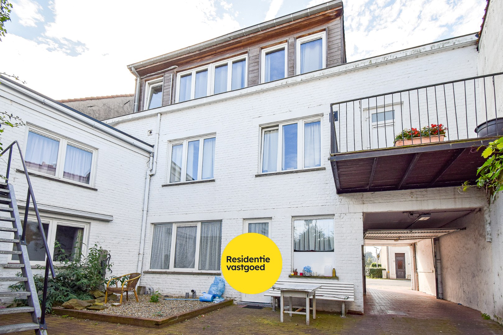 Opbrengsteigendom met 7 entiteiten in centrum Gistel 