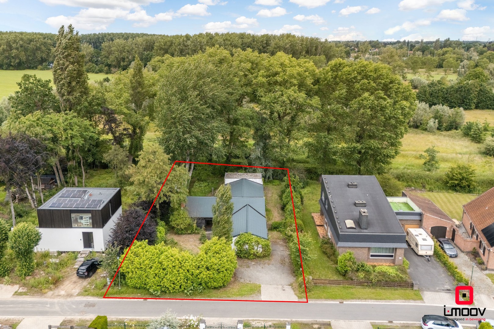 Seventies bungalowvilla met renovatiepotentieel op unieke ligging aan natuurgebied 