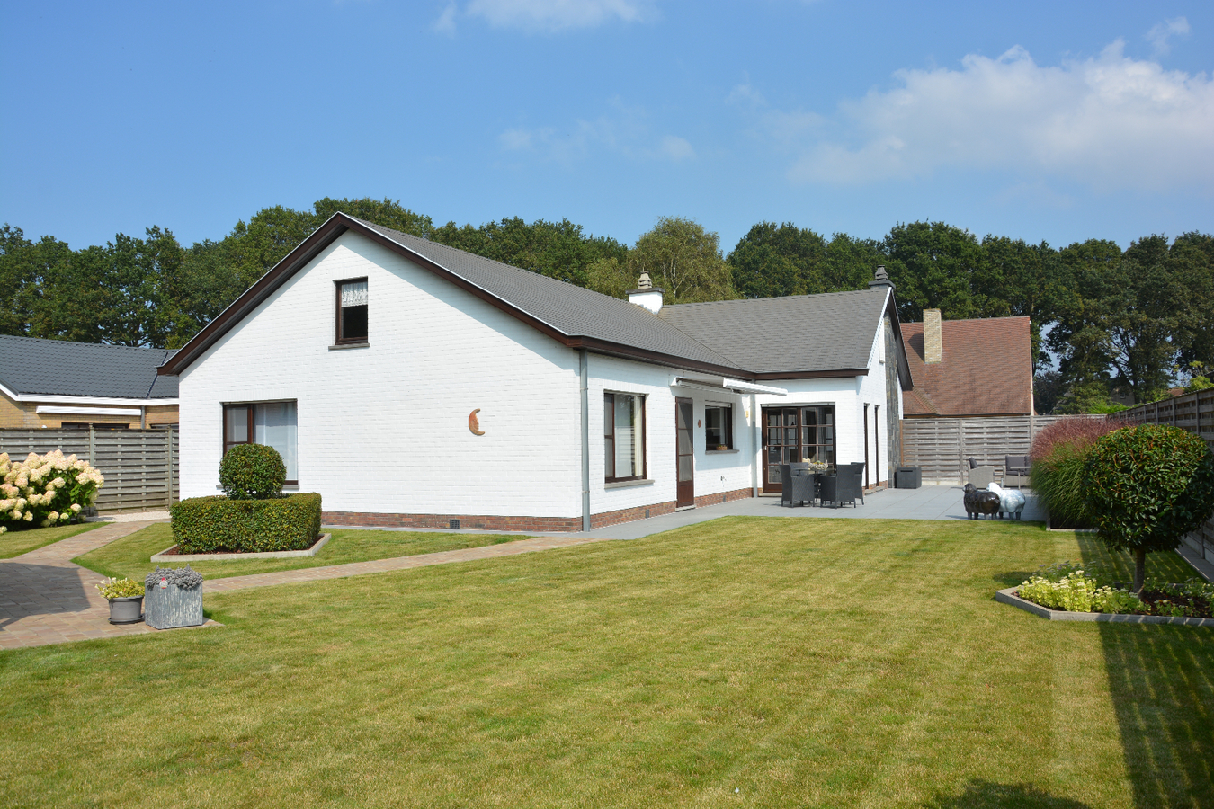 Prachtige villa in bungalowstijl op uitstekende locatie 