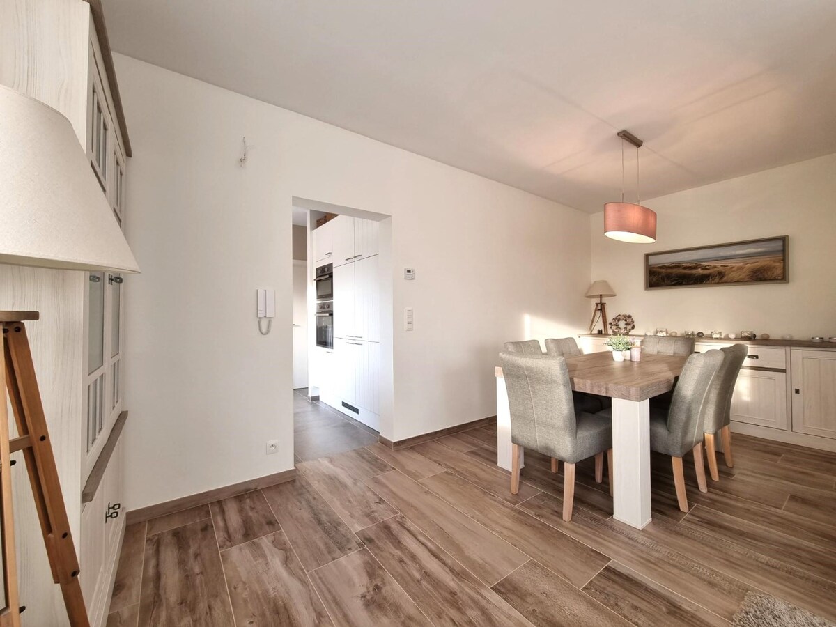 Knap gerenoveerd, zeer lichtrijk hoekappartement te Heist 