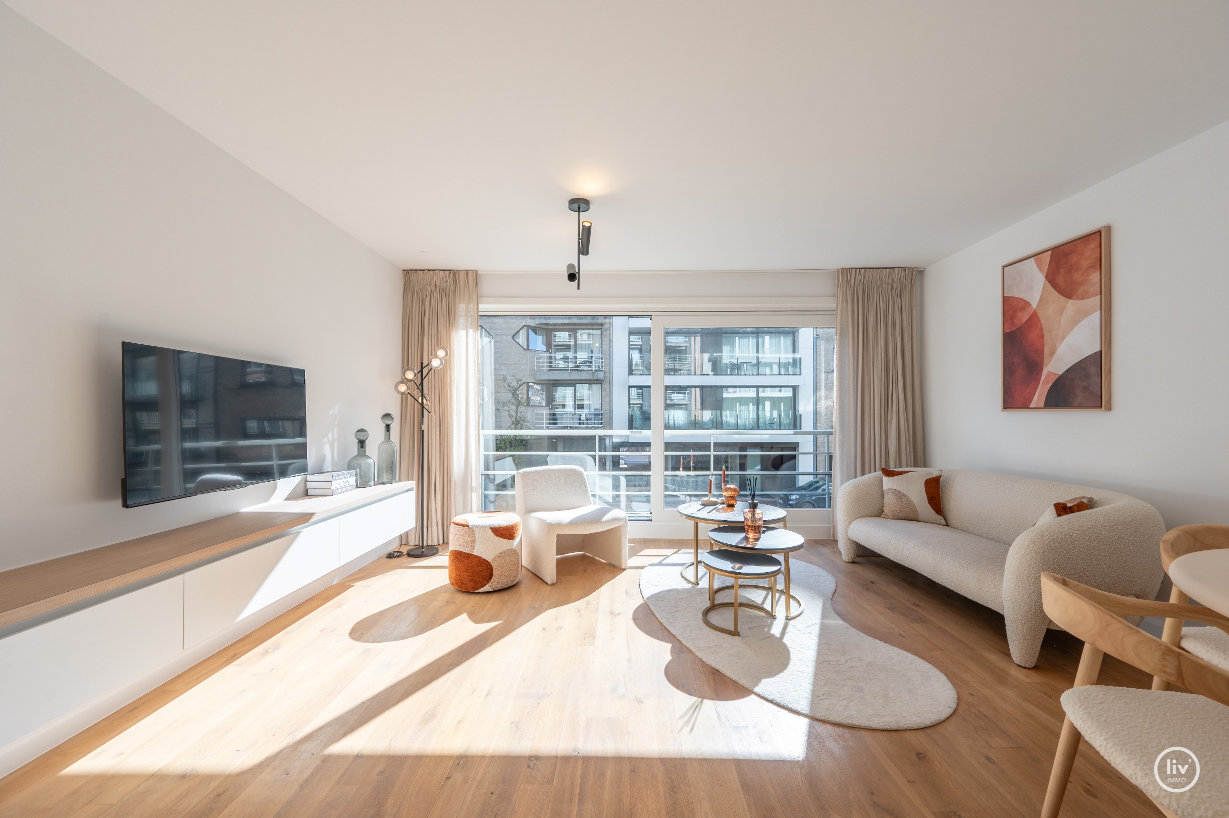 Prachtig gerenoveerd 2 slaapkamer-appartement gelegen te Leopoldlaan te Knokke met balkon. 