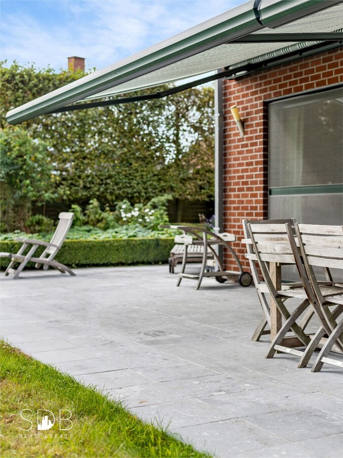 Hedendaagse gezinswoning met aanpalende graslanden en stallen op 5.030m² 