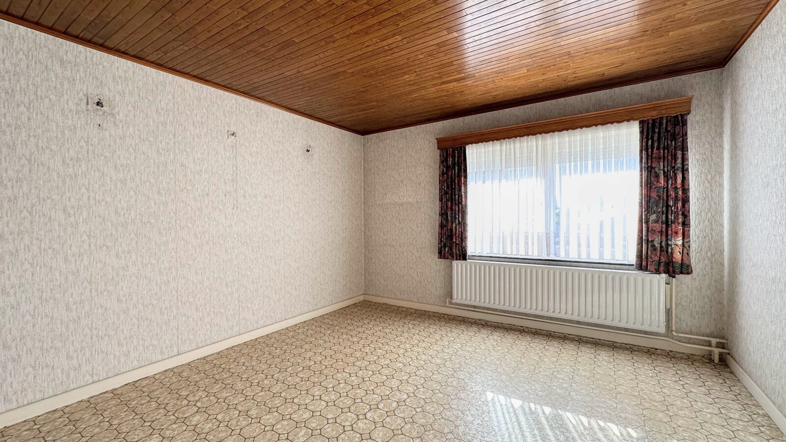 Te renoveren gezinswoning op royaal perceel van 1441 m² in rustige woonwijk 